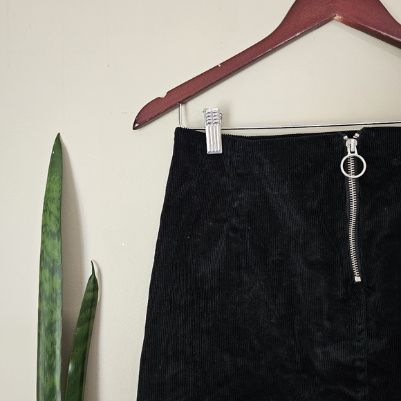 FOREVER 21 | Black Corduroy Zipup Mini Skirt - Picture 3 of 5